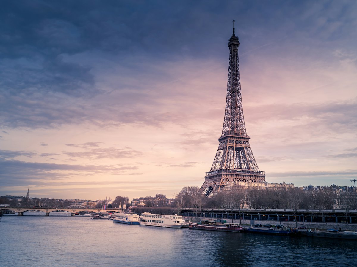 Turnul Eiffel și Sena la apus